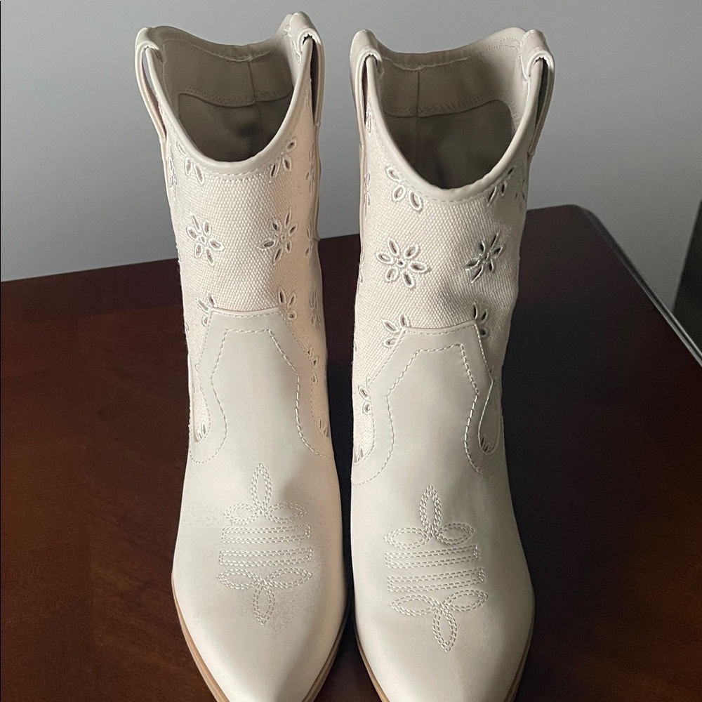 DV by Dolce Vita Cream Heeled Boots size 8.5 NEW